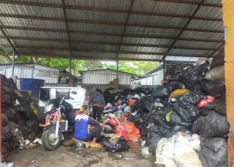 Ft : Tumpukan sampah di TPS Stadion Brantas, terus menggunung. (suaragong/mf)