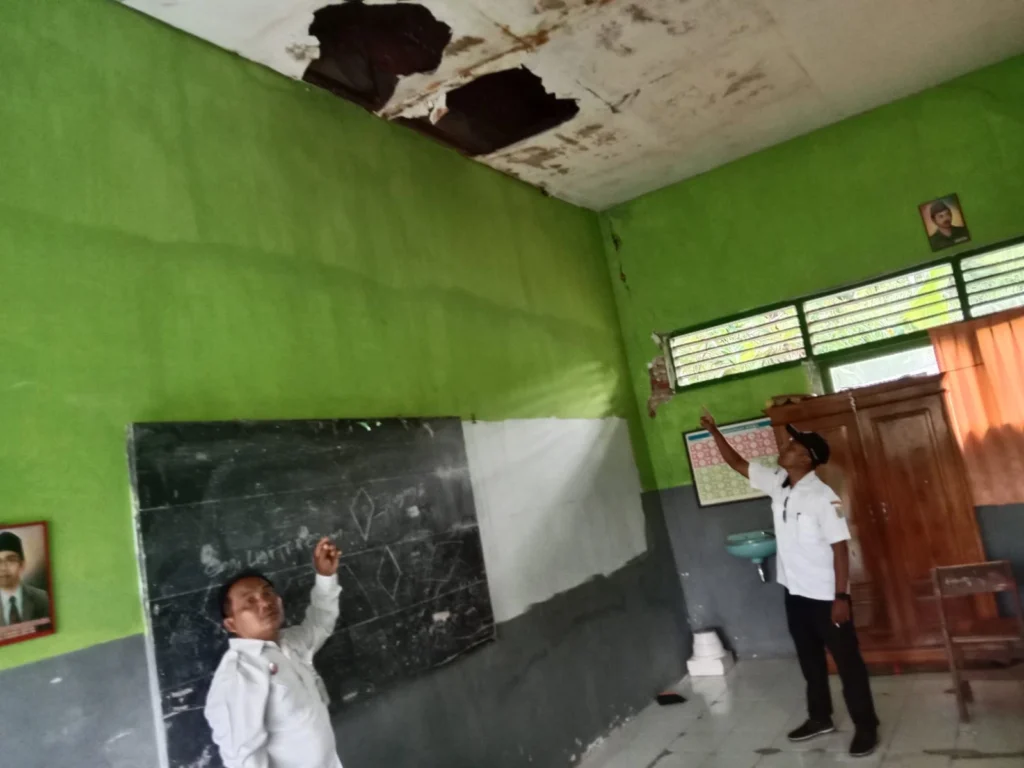Gedung Sekolah Dasar Negeri (SDN) 1 Tumpakrejo Kecamatan Gedangan, Kabupaten Malang saat ini dalam kondisi rusak parah.
