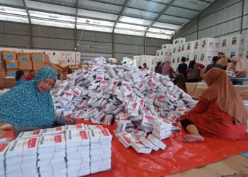 FT. Puluhan surat suara di gudang Bulog tempat penyimpanan logistik KPU Kabupaten Malang. (nif)