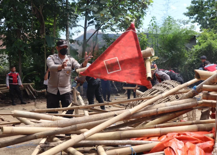 FT. Jajaran TNI Polri Polres Malang merobohkan area sabung ayam di Kecamatan Kepanjen, Kabupaten Malang. (nif)