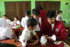 Gaes !!! Kelompok 47 PMM UMM Ajak Siswa SDN Landungsari II Buat Bunga dari Plastik!