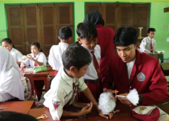 Hal itulah sedang digarap oleh mahasiswa Pengabdian Masyarakat  oleh Mahasiswa PMM UMM, dihadapan puluhan siswa SDN Landungsari II.