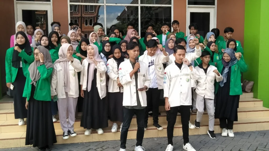 Sejumlah mahasiswa Unira Malang, melakukan aksi menyuarakan petisi "Mengawal Pemilu Damai 2024".