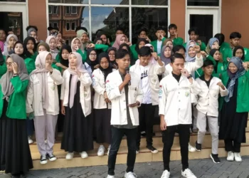 Sejumlah mahasiswa Unira Malang, melakukan aksi menyuarakan petisi "Mengawal Pemilu Damai 2024".