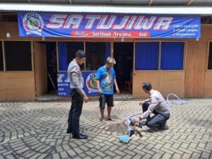 Gaes !!! Langkah Gercep, Polres Malang Salurkan Bantuan Pompa Pada Pedagang Stadion Kanjuruhan