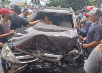 Ft : Warga menolong pengemudi Toyota Inova yang mengalami kecelakaan di Jalan Suropati, Kota Batu. ( ist)