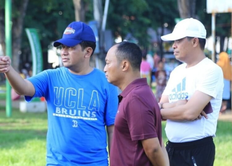 Teks Foto : Pj Walikota Nurkholis menikmati suasana Crae Free Day Alun-Alun Kota Probolinggo sambil berkeinginan menata agar lebih cantik.