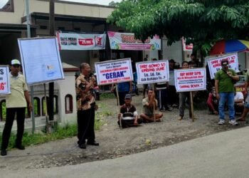 Ft : Warga Desa Margourip berunjuk rasa menolak aktivitas truk pasir yang melintas di desanya.( ist)