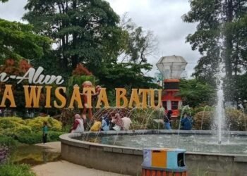 Pj Wali Kota Batu Raih Penghargaan Kepala Daerah Pendukung Pariwisata Terbaik dari Gubernur Jawa Timur