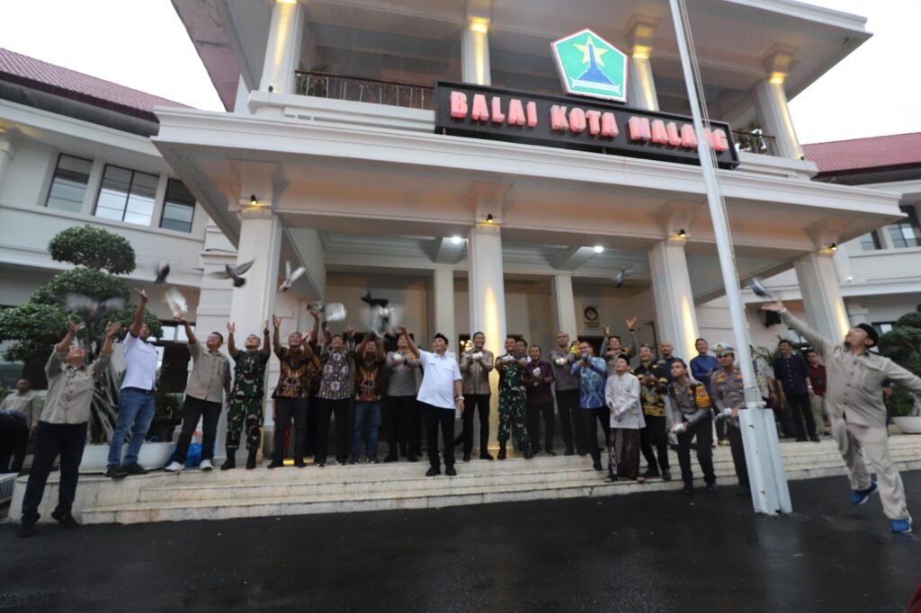 Gaes !!! Pj Wali Kota Batu Terima Penghargaan Tokoh Peduli Pers dari PWI Jatim dan Malang Raya