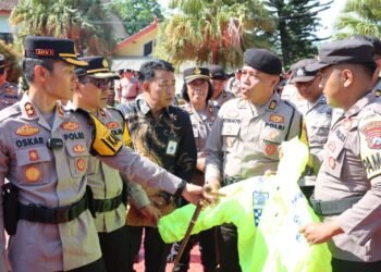 Foto : Kapolres Batu, AKBP Oscar Syamsuddin saat pengecekan pasukan. (Sumber : Humas Polres Batu