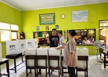 Ft : Direktur Memo X, Prayogi Pangestu memberikan hak suaranya di TPS 03, Kelurahan Adirejo, Kecamatan Kepanjen, Kab Malang. ( ist)