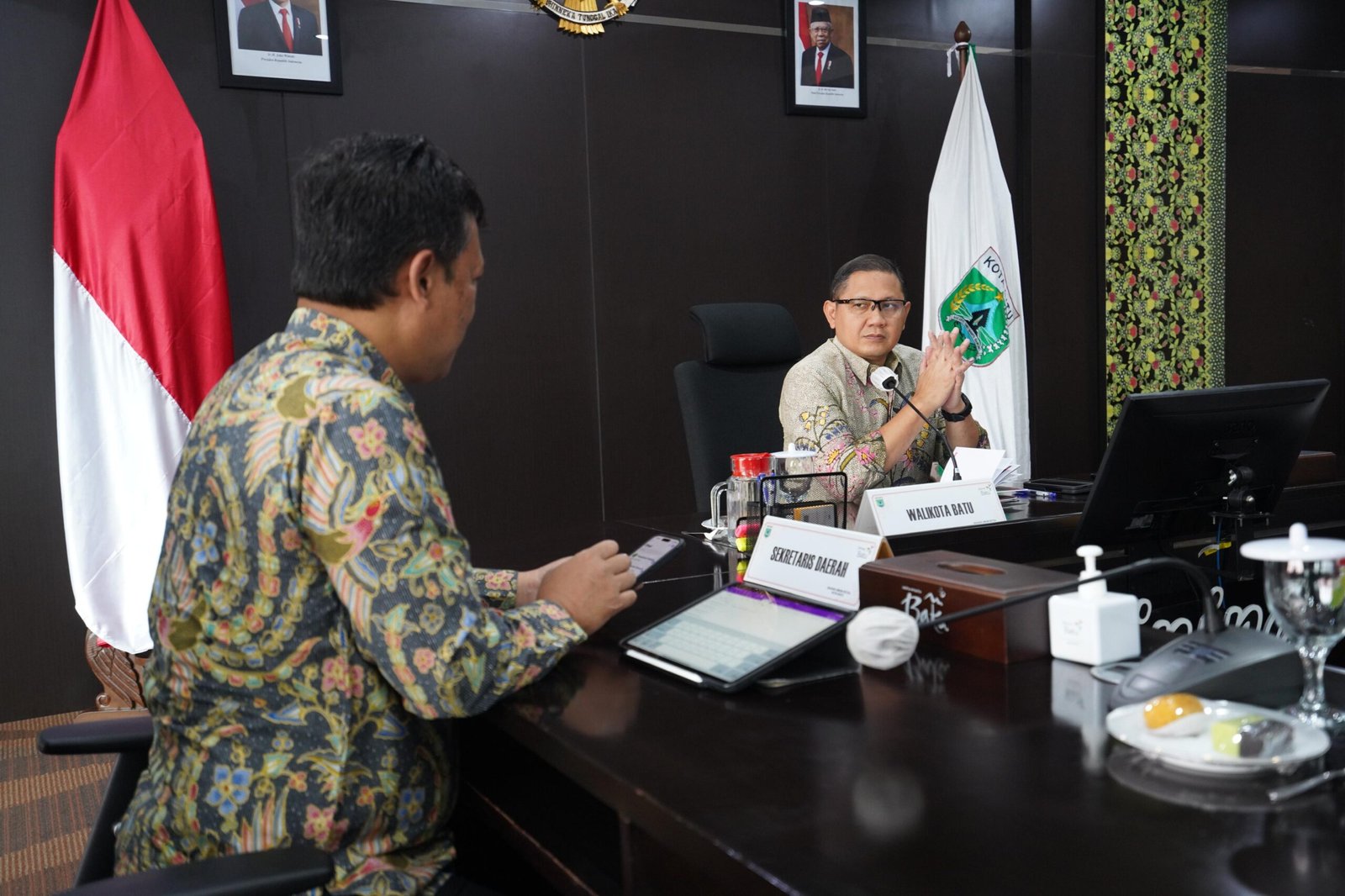 Pj. Wali Kota Batu, Aries Agung Paewai pimpin rapat terbatas yang diikuti beberapa Kepala OPD Pemeirntah Kota Batu