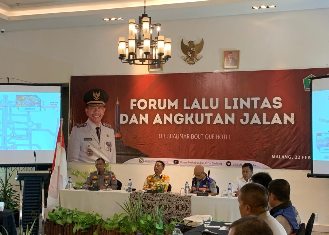 Ft: Pj Wali Kota Malang Bersama Kepala Dinas Perhubungan Dalam Kajian Forum Lalu Lintas dan Angkutan Jalan (LLAJ).( fat)