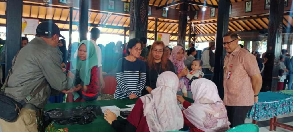 Gaes !!! Selisih Rp 30 Ribu, Warga Rela Berdesak Desakan Beli Sembako