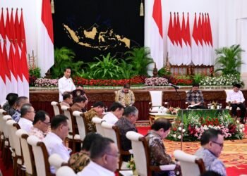 Presiden Joko Widodo menekankan sejumlah poin dalam Sidang Kabinet Paripurna (SKP) bersama para jajarannya yang digelar di Istana Negara, Jakarta, pada Senin, 26 Februari 2024. Foto: BPMI Setpres/Muchlis Jr. /Website Presiden RI Siaran Pers