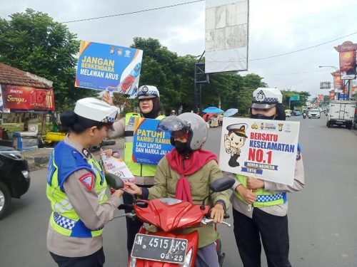 Satlantas Polres malang dalam Operasi Keselamatan Semeru 2024, gencarkan sosialisasi Kampanye Keselamatan Transportasi.