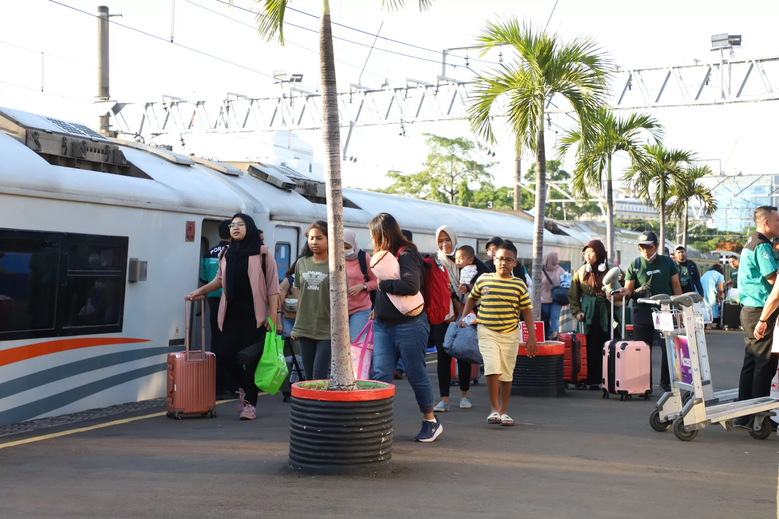 PT Kereta Api Indonesia akan berorientasikan pada pelayanan penumpang untuk periode Long Weekend dimana mengantisipasi hari libur Nyepi