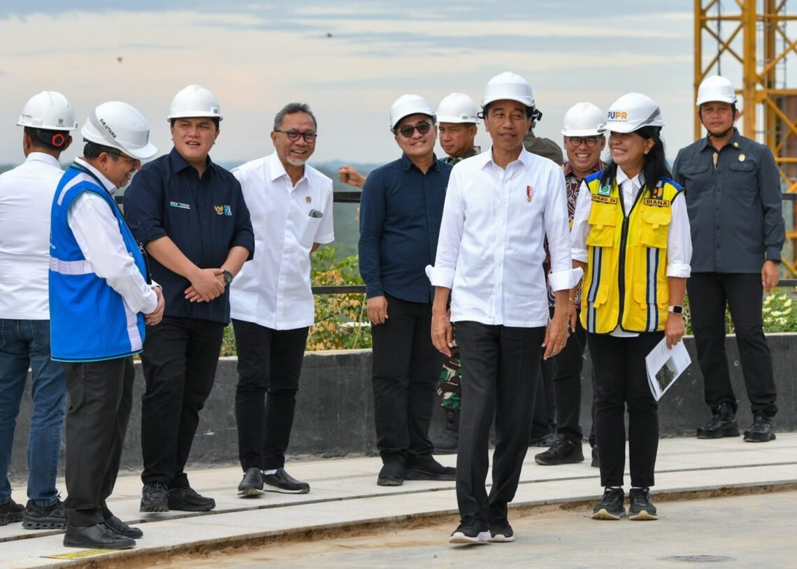 FT : Presiden Joko Widodo meninjau progres pembangunan Kantor Presiden di Kawasan IKN, Kalimantan Timur, Jumat (01/03/2024). (Foto: Humas Setkab/Ibrahim)