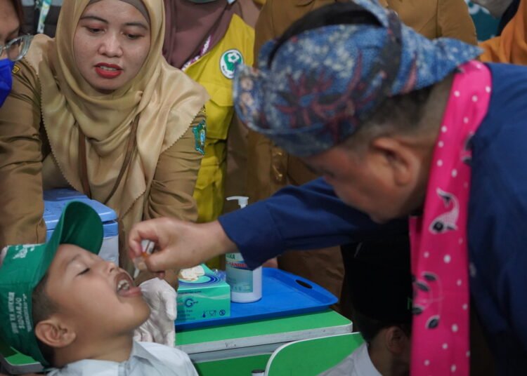 Hingga 5 Maret 2024, sekitar 8,7 juta anak berusia 0-7 tahun di wilayah-wilayah sasaran telah menerima dua dosis penuh vaksin polio.