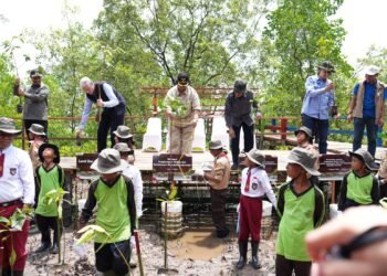 Nomor: SP. 054/HUMAS/PPIP/HMS.3/3/2024 : Menteri LHK dalam rangkaian kegiatan penanaman pohon serentak di Mangrove Education Center Sungai Pakning, Kabupaten Bengkalis, Provinsi Riau pada Kamis