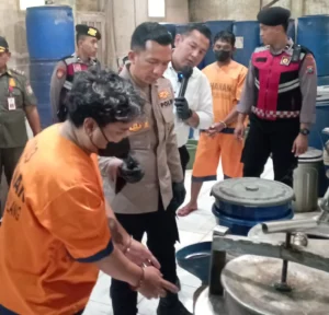 Gaes !!! Pabrik Miras Rumahan Digrebek Polisi