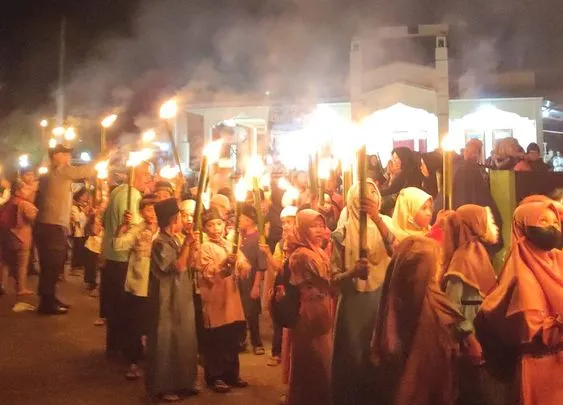 Gaes. Pawai Obor. Suaragong