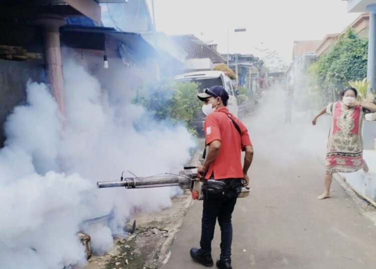 FT. Kegiatan fogging untuk mencegah penyebaran nyamuk yang dilakukan oleh PMI Kabupaten Malang. (Dok. PMI).