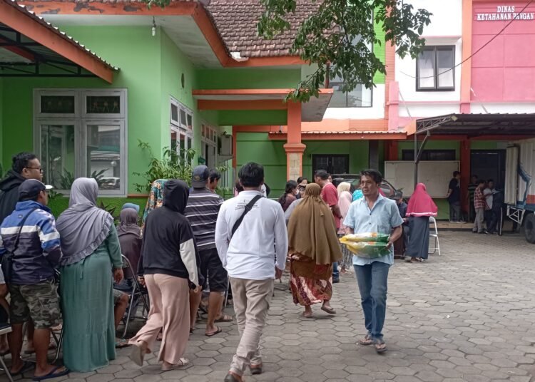 Ft : Warga Pakisaji Kabupaten Malang sedang antri beras. ( ist)