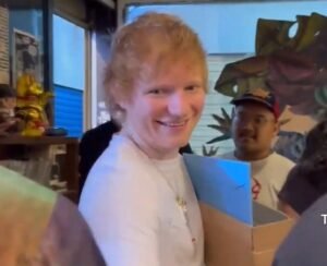 Gaes !!! Ed Sheeran Lagi Jalan-Jalan Santuy Di Pasar