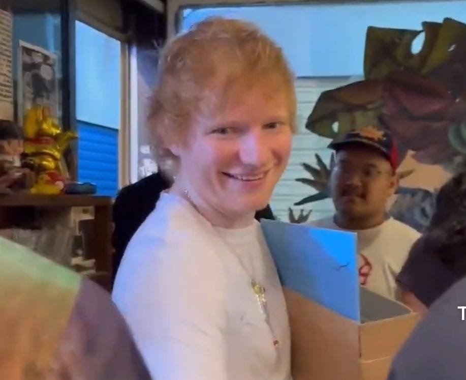 Ed Sheeran jalan jalan di Pasar Santa mengenakan kaos putih dan celana pendek sebelum manggung dan Sheeran bagi-bagi vinyl gratis