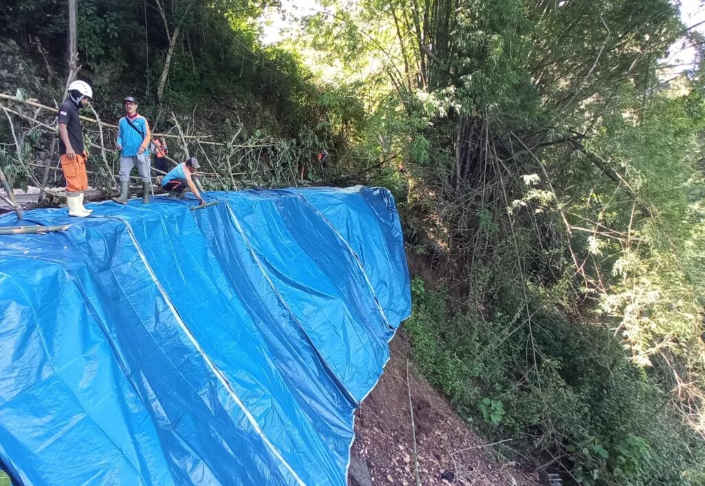 Gaes !!! Habis Longsor Jalan Rejekwesi Sudah Diperbaiki dan Diperlebar