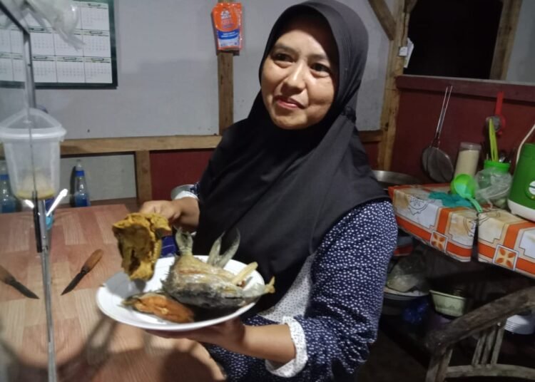 Caption:Halimatus Sa'diyah menunjukkan Bebek Goreng dan Ikan Segar hasil masakannya ( sur)