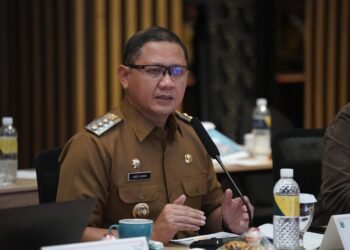 Ft : Pj Walikota Batu Aries Agung Paewai memimpin rapat Forum Strategic Meeting tahun 2023. (ist)