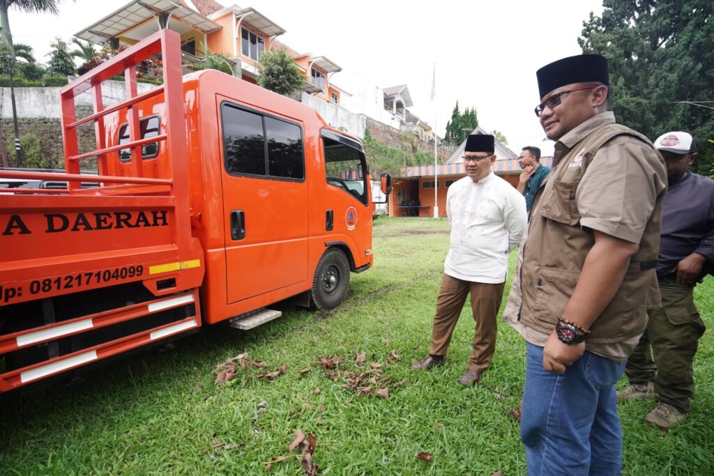 Pj. Wali Kota Kalaksa BPBD, menyapa petugas yang berada di Posko BPBD, Desa Punten, Kota Batu, Minggu (10/3/2024) Kemarin.