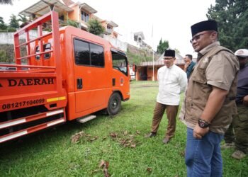 Pj. Wali Kota Kalaksa BPBD, menyapa petugas yang berada di Posko BPBD, Desa Punten, Kota Batu, Minggu (10/3/2024) Kemarin.