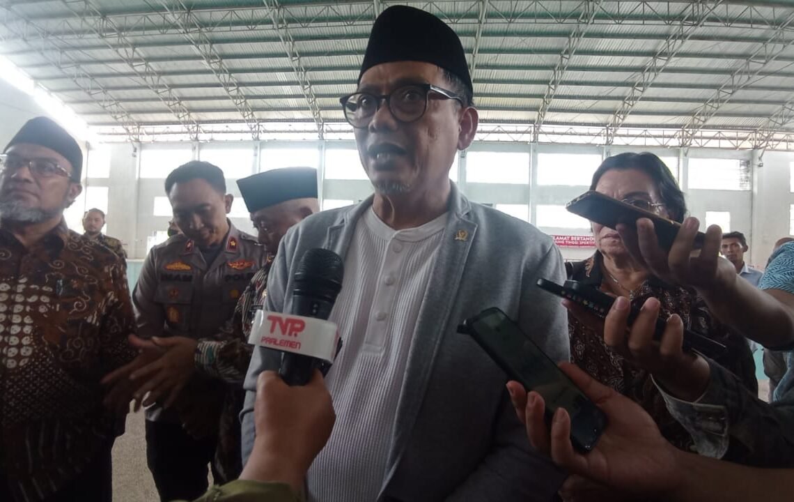 FT. Abdul Fikri Faqih Wakil Komisi X DPR RI saat melakukan kunjungan kerja di Stadion Kanjuruhan Malang. (nif)