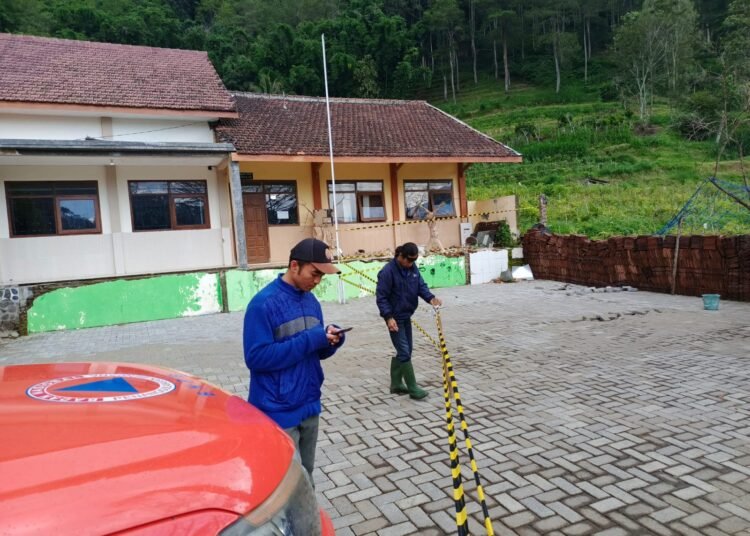 Foto : Kerusakan bangunan akibat tanah gerak.