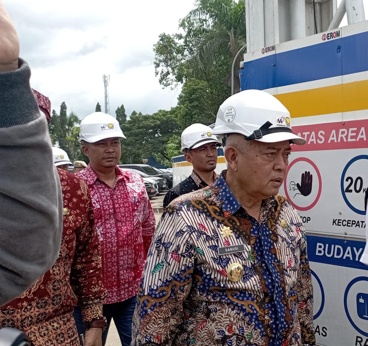 Anak yatim dan anak miskin di Kabupaten Malang dasar negeri (SDN) dan sekolah menengah pertama negeri (SMPN) bebas dari pungutan sekolah.