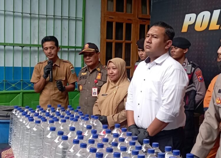 press conference ungkap kasus pabrik rumahan minuman keras (Miras) ilegal di Dusun Krajan, Desa Sumberejo, Kecamatan Gedangan, Kabupaten Malang.