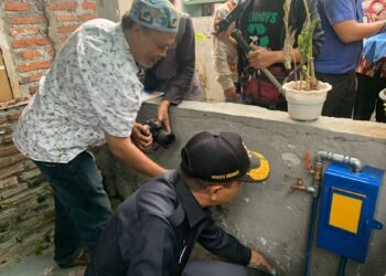 Pj Wali Kota Malang, Wahyu Hidayat meninjau CSR di rumah warga yang mendapat bantuan.