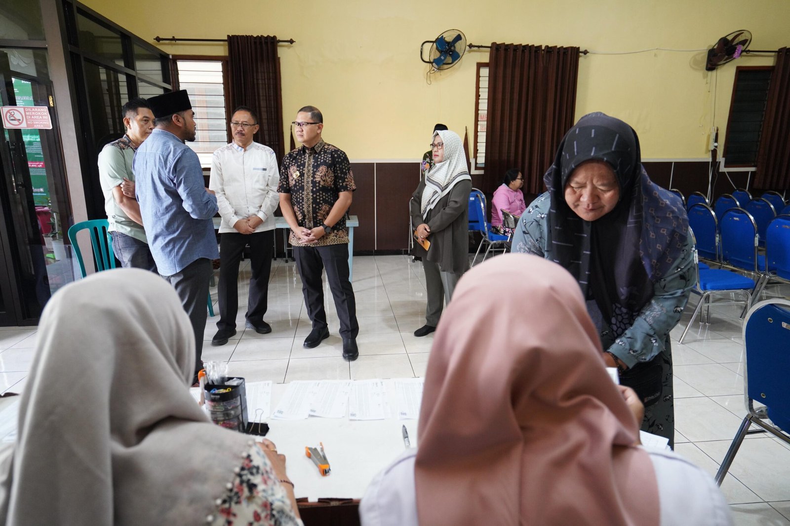 Gaes PJ Wali Kota Batu Aries Agung Paewai melihat proses Salurkan bantuan beras pada warga kurang mampu. (mf)