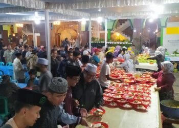 Gaes Buka Puasa Gratis/Takmir masjid Agung An Nur Kota Batu sedang menyiapkan menu takjil untuk jamaah masjid