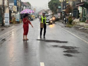 Gaes !!! Warga Sukun Malang Ke Serempet Truk Box