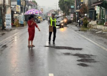 Kecelakaan Lalu Lintas Memakan Korban Seorang Warga Sukun /Anggota Polantas Polres Batu melakukan olah TKP