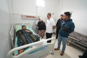 Gaes !!! Wali Kota Batu Jenguk Korban Pohon Tumbang