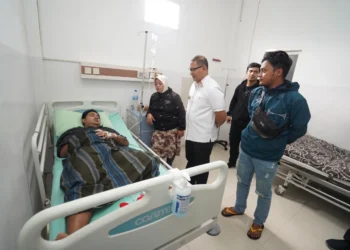 Ft : Pj Walikota Batu Aries Agung Paewai menjenguk korban pohon tumbang di rumah sakit. (mf)