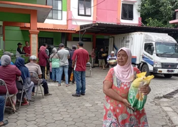 FT. Pendistribusian beras program Stabilisasi Pasokan dan Harga Pangan (SPHP) di kantor Dinas Ketahan Pangan (DKP) Kabupaten Malang. (Foto. Nif).