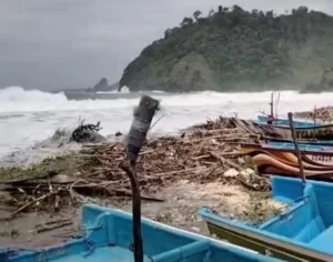Gaes !!! Pantai Malang Selatan Diterjang Banjir ROB