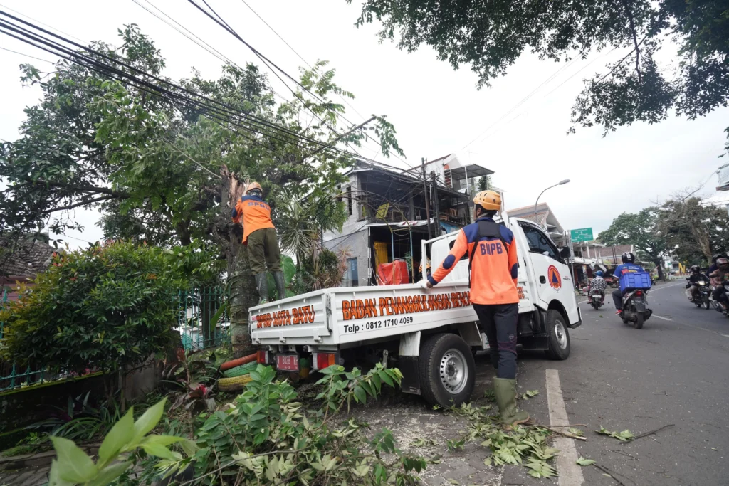 serta ada atap lepas terbang mengenai rumah warga serta ada beberapa pohon di kanan kiri jalan protokol mengalami roboh.